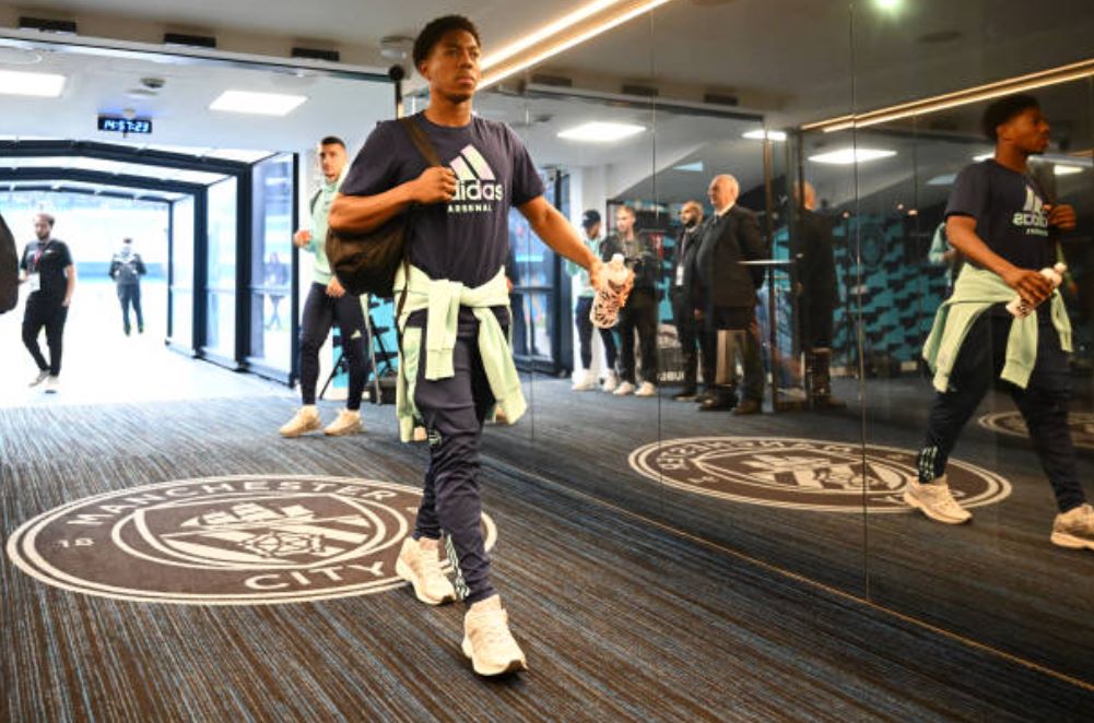 Lewis-Skelly có trận ra mắt Premier League.